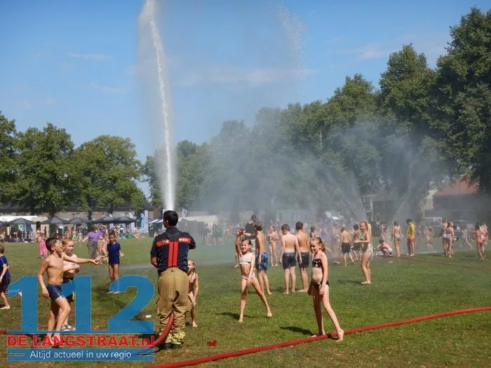 Verfrissende middag met brandweer bij Jeugdpret op Prins Mauritsplein 112 De Langstraat