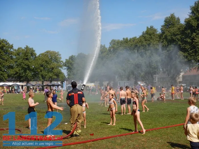 Verfrissende middag met brandweer bij Jeugdpret op Prins Mauritsplein 112 De Langstraat