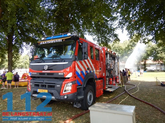 Verfrissende middag met brandweer bij Jeugdpret op Prins Mauritsplein 112 De Langstraat