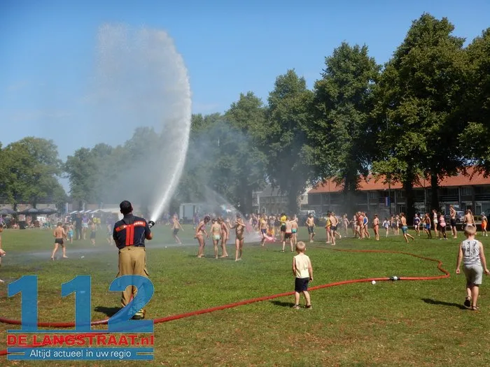 Verfrissende middag met brandweer bij Jeugdpret op Prins Mauritsplein 112 De Langstraat