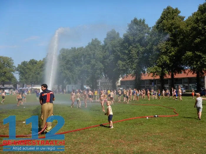 Verfrissende middag met brandweer bij Jeugdpret op Prins Mauritsplein 112 De Langstraat