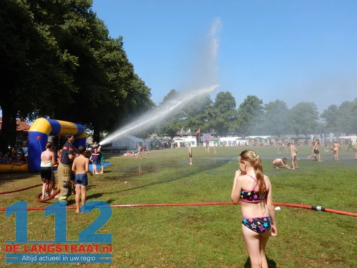 Verfrissende middag met brandweer bij Jeugdpret op Prins Mauritsplein 112 De Langstraat