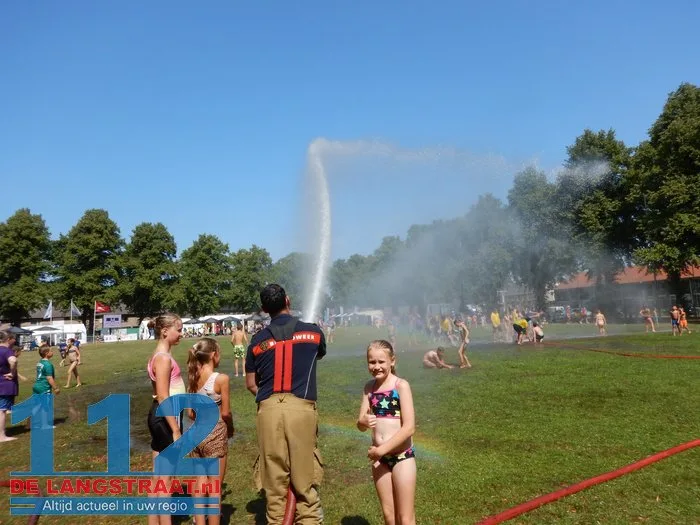 Verfrissende middag met brandweer bij Jeugdpret op Prins Mauritsplein 112 De Langstraat