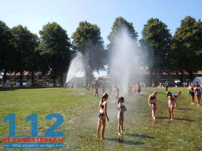 Verfrissende middag met brandweer bij Jeugdpret op Prins Mauritsplein 112 De Langstraat