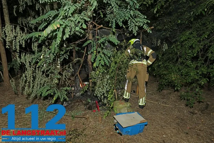 Brandweer blust achtergelaten slaapplek in bossen bij Waalwijk met emmers water 112 De Langstraat