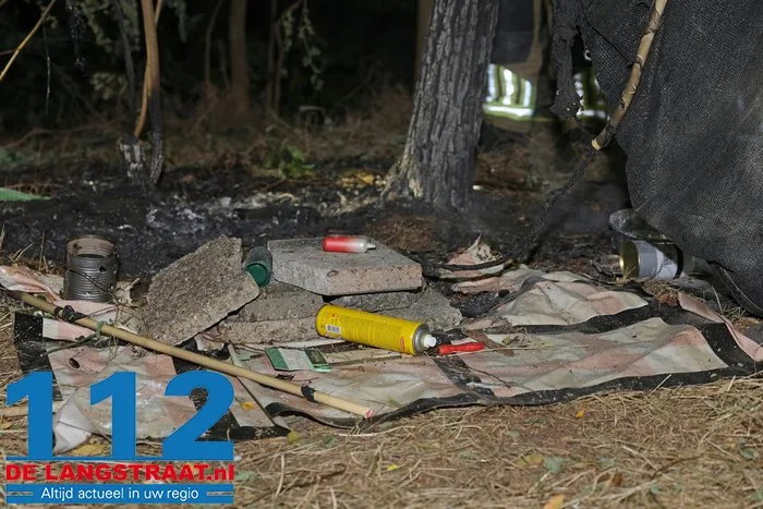 Brandweer blust achtergelaten slaapplek in bossen bij Waalwijk met emmers water 112 De Langstraat