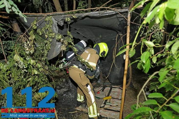 Brandweer blust achtergelaten slaapplek in bossen bij Waalwijk met emmers water 112 De Langstraat