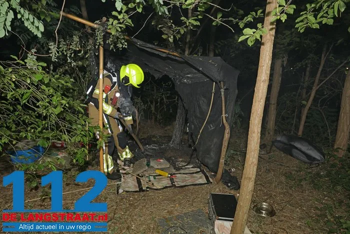 Brandweer blust achtergelaten slaapplek in bossen bij Waalwijk met emmers water 112 De Langstraat