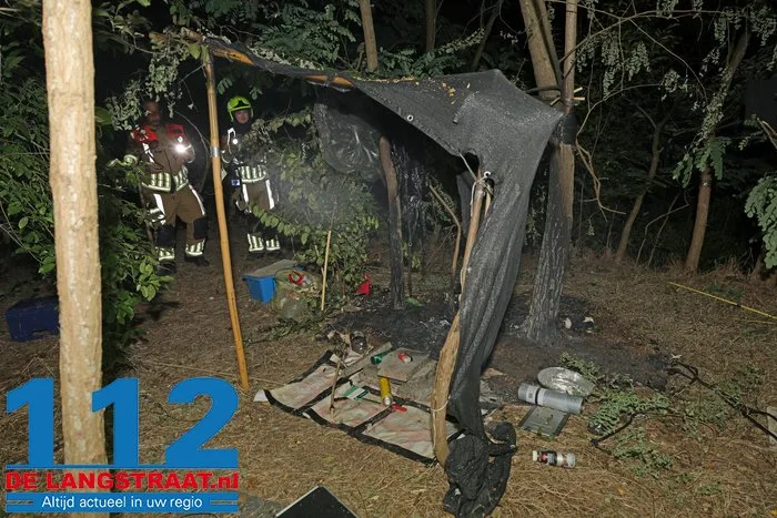 Brandweer blust achtergelaten slaapplek in bossen bij Waalwijk met emmers water 112 De Langstraat