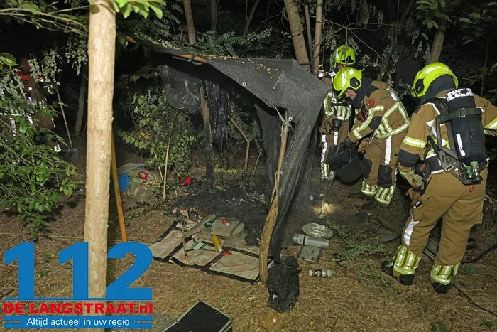 Brandweer blust achtergelaten slaapplek in bossen bij Waalwijk met emmers water 112 De Langstraat