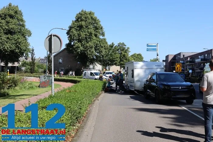 Fietsster zwaargewond bij botsing met caravan op rotonde in Waalwijk 1 Fietsster zwaargewond bij botsing met caravan op rotonde in Waalwijk 112 De Langstraat
