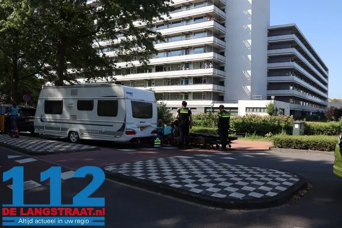 Fietsster zwaargewond bij botsing met caravan op rotonde in Waalwijk 3 Fietsster zwaargewond bij botsing met caravan op rotonde in Waalwijk 112 De Langstraat