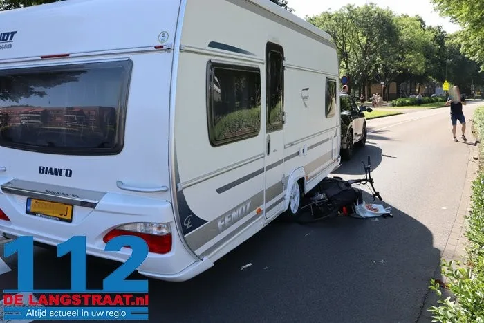 Fietsster zwaargewond bij botsing met caravan op rotonde in Waalwijk 7 Fietsster zwaargewond bij botsing met caravan op rotonde in Waalwijk 112 De Langstraat
