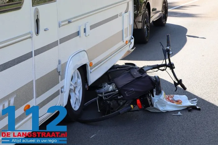 Fietsster zwaargewond bij botsing met caravan op rotonde in Waalwijk 8 Fietsster zwaargewond bij botsing met caravan op rotonde in Waalwijk 112 De Langstraat