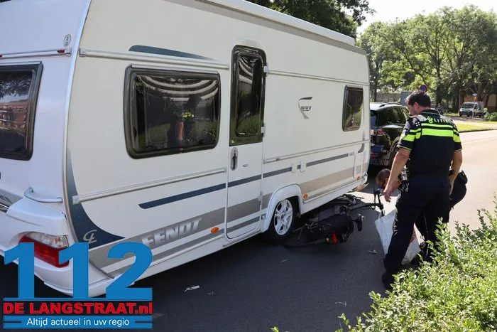 Fietsster zwaargewond bij botsing met caravan op rotonde in Waalwijk 9 Fietsster zwaargewond bij botsing met caravan op rotonde in Waalwijk 112 De Langstraat