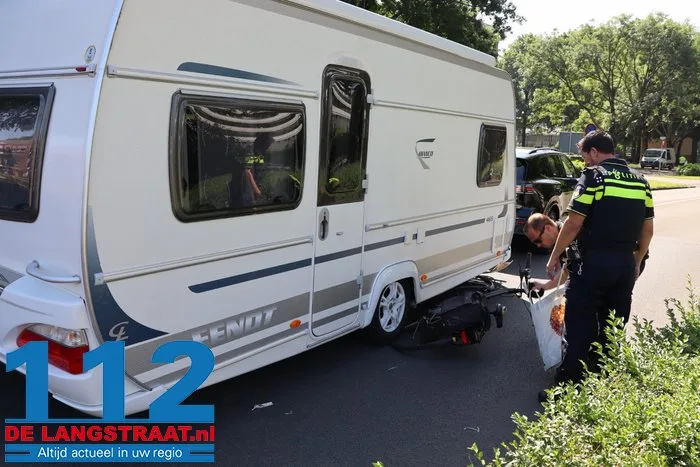 Fietsster zwaargewond bij botsing met caravan op rotonde in Waalwijk 10 Fietsster zwaargewond bij botsing met caravan op rotonde in Waalwijk 112 De Langstraat
