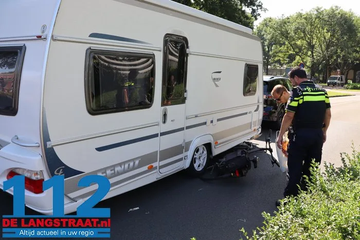 Fietsster zwaargewond bij botsing met caravan op rotonde in Waalwijk 11 Fietsster zwaargewond bij botsing met caravan op rotonde in Waalwijk 112 De Langstraat