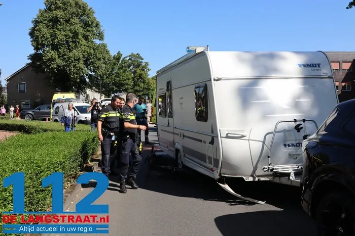 Fietsster zwaargewond bij botsing met caravan op rotonde in Waalwijk 12 Fietsster zwaargewond bij botsing met caravan op rotonde in Waalwijk 112 De Langstraat