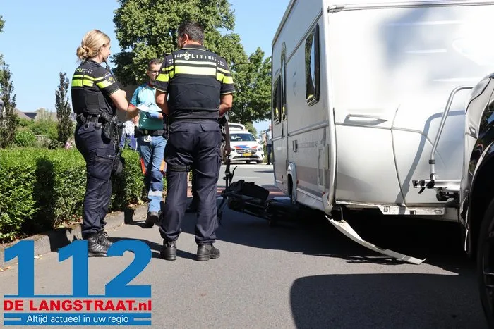 Fietsster zwaargewond bij botsing met caravan op rotonde in Waalwijk 14 Fietsster zwaargewond bij botsing met caravan op rotonde in Waalwijk 112 De Langstraat
