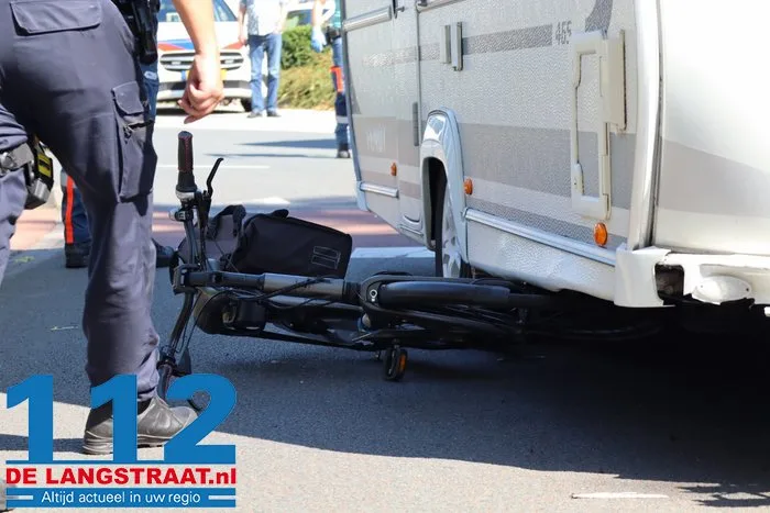 Fietsster zwaargewond bij botsing met caravan op rotonde in Waalwijk 16 Fietsster zwaargewond bij botsing met caravan op rotonde in Waalwijk 112 De Langstraat