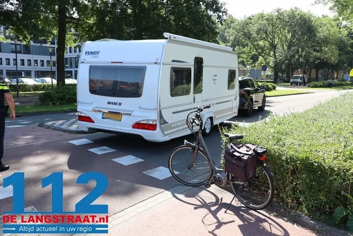 Fietsster zwaargewond bij botsing met caravan op rotonde in Waalwijk 18 Fietsster zwaargewond bij botsing met caravan op rotonde in Waalwijk 112 De Langstraat