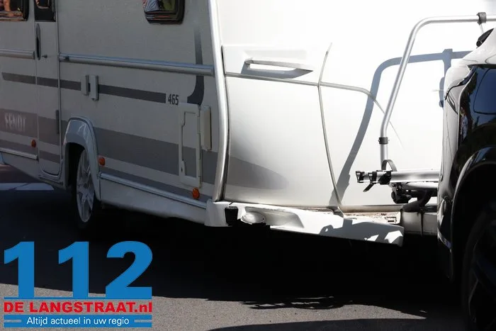 Fietsster zwaargewond bij botsing met caravan op rotonde in Waalwijk 21 Fietsster zwaargewond bij botsing met caravan op rotonde in Waalwijk 112 De Langstraat