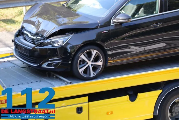 Auto botst tegen vangrail op A59 bij Vlijmen en raakt beschadigd 5 Auto botst tegen vangrail op A59 bij Vlijmen en raakt beschadigd 112 De Langstraat