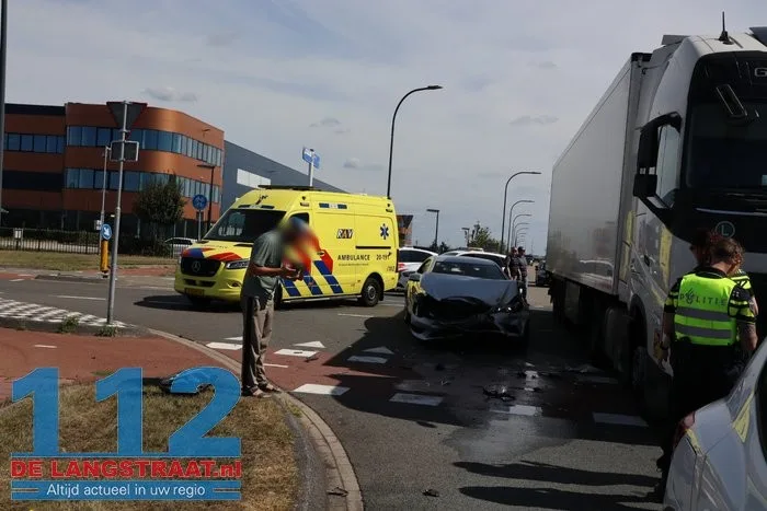 Personenauto zwaar beschadigd na botsing met vrachtwagen in Waalwijk, bestuurder onder invloed 1 Personenauto zwaar beschadigd na botsing met vrachtwagen in Waalwijk, bestuurder onder invloed 112 De Langstraat
