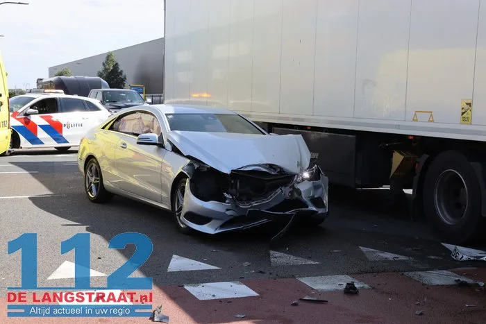 Personenauto zwaar beschadigd na botsing met vrachtwagen in Waalwijk, bestuurder onder invloed 2 Personenauto zwaar beschadigd na botsing met vrachtwagen in Waalwijk, bestuurder onder invloed 112 De Langstraat