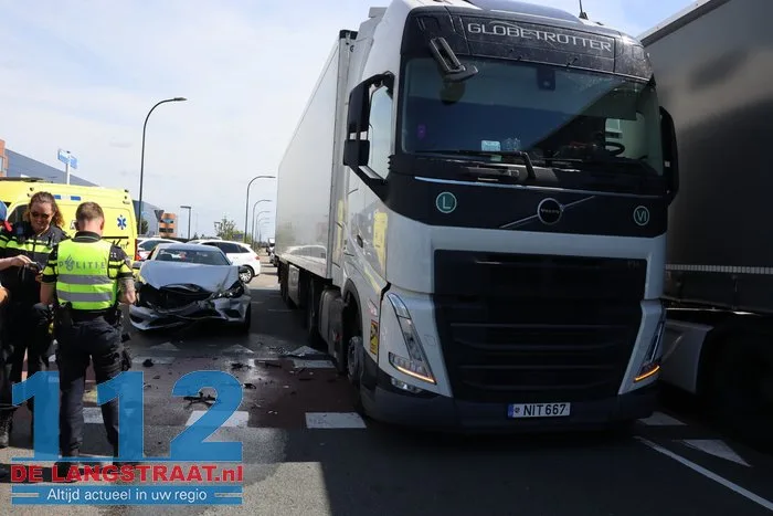 Personenauto zwaar beschadigd na botsing met vrachtwagen in Waalwijk, bestuurder onder invloed 3 Personenauto zwaar beschadigd na botsing met vrachtwagen in Waalwijk, bestuurder onder invloed 112 De Langstraat