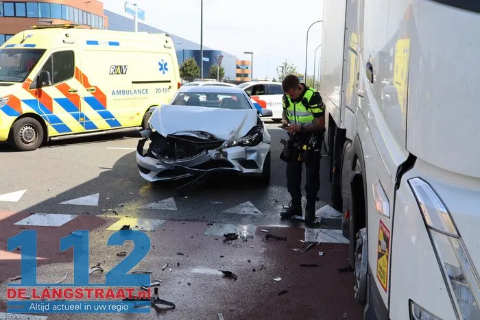 Personenauto zwaar beschadigd na botsing met vrachtwagen in Waalwijk, bestuurder onder invloed 4 Personenauto zwaar beschadigd na botsing met vrachtwagen in Waalwijk, bestuurder onder invloed 112 De Langstraat