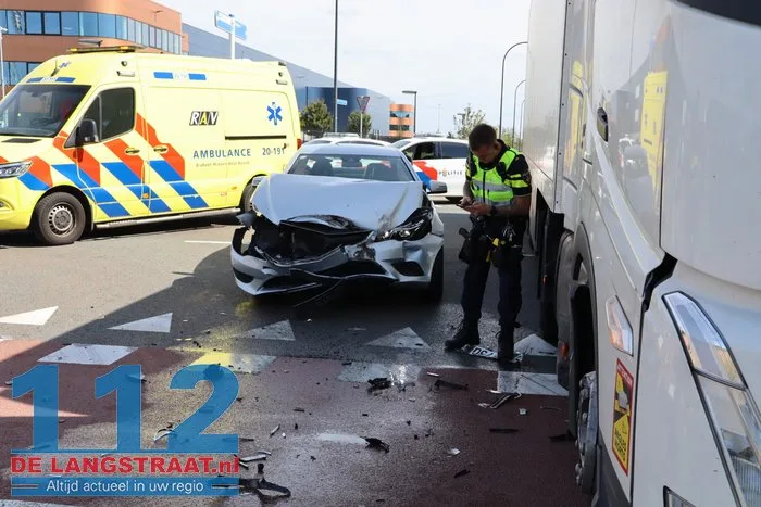 Personenauto zwaar beschadigd na botsing met vrachtwagen in Waalwijk, bestuurder onder invloed 5 Personenauto zwaar beschadigd na botsing met vrachtwagen in Waalwijk, bestuurder onder invloed 112 De Langstraat