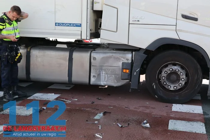 Personenauto zwaar beschadigd na botsing met vrachtwagen in Waalwijk, bestuurder onder invloed 6 Personenauto zwaar beschadigd na botsing met vrachtwagen in Waalwijk, bestuurder onder invloed 112 De Langstraat