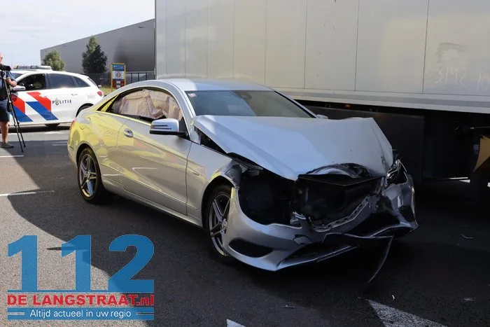 Personenauto zwaar beschadigd na botsing met vrachtwagen in Waalwijk, bestuurder onder invloed 7 Personenauto zwaar beschadigd na botsing met vrachtwagen in Waalwijk, bestuurder onder invloed 112 De Langstraat