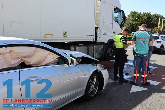 Personenauto zwaar beschadigd na botsing met vrachtwagen in Waalwijk, bestuurder onder invloed 9 Personenauto zwaar beschadigd na botsing met vrachtwagen in Waalwijk, bestuurder onder invloed 112 De Langstraat