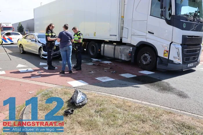 Personenauto zwaar beschadigd na botsing met vrachtwagen in Waalwijk, bestuurder onder invloed 11 Personenauto zwaar beschadigd na botsing met vrachtwagen in Waalwijk, bestuurder onder invloed 112 De Langstraat