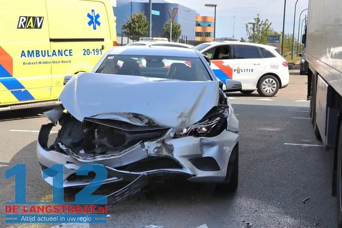 Personenauto zwaar beschadigd na botsing met vrachtwagen in Waalwijk, bestuurder onder invloed 12 Personenauto zwaar beschadigd na botsing met vrachtwagen in Waalwijk, bestuurder onder invloed 112 De Langstraat