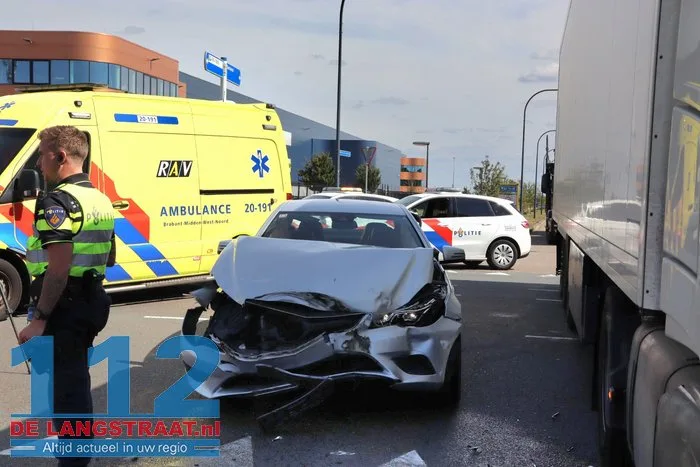 Personenauto zwaar beschadigd na botsing met vrachtwagen in Waalwijk, bestuurder onder invloed 13 Personenauto zwaar beschadigd na botsing met vrachtwagen in Waalwijk, bestuurder onder invloed 112 De Langstraat