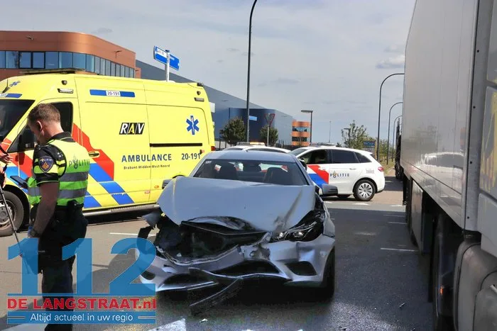 Personenauto zwaar beschadigd na botsing met vrachtwagen in Waalwijk, bestuurder onder invloed 14 Personenauto zwaar beschadigd na botsing met vrachtwagen in Waalwijk, bestuurder onder invloed 112 De Langstraat