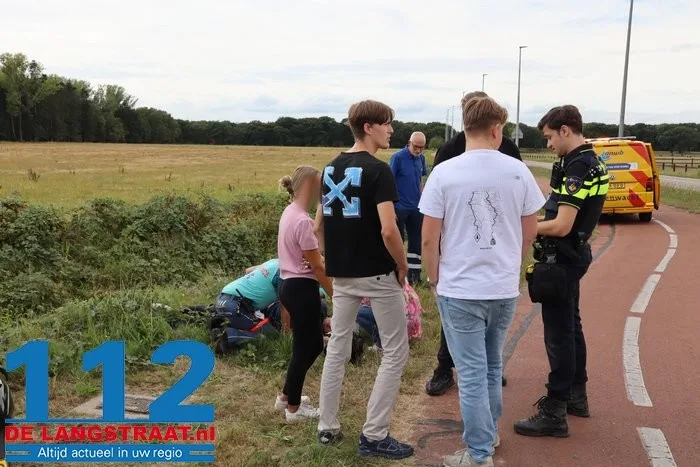 Scooterrijder naar ziekenhuis na botsing met auto in Drunen 2 Scooterrijder naar ziekenhuis na botsing met auto in Drunen 112 De Langstraat
