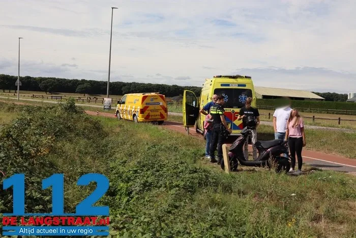 Scooterrijder naar ziekenhuis na botsing met auto in Drunen 8 Scooterrijder naar ziekenhuis na botsing met auto in Drunen 112 De Langstraat
