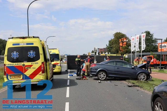 Automobilist overleden bij frontale aanrijding, andere bestuurder bekneld 2 Automobilist overleden bij frontale aanrijding, andere bestuurder bekneld 112 De Langstraat