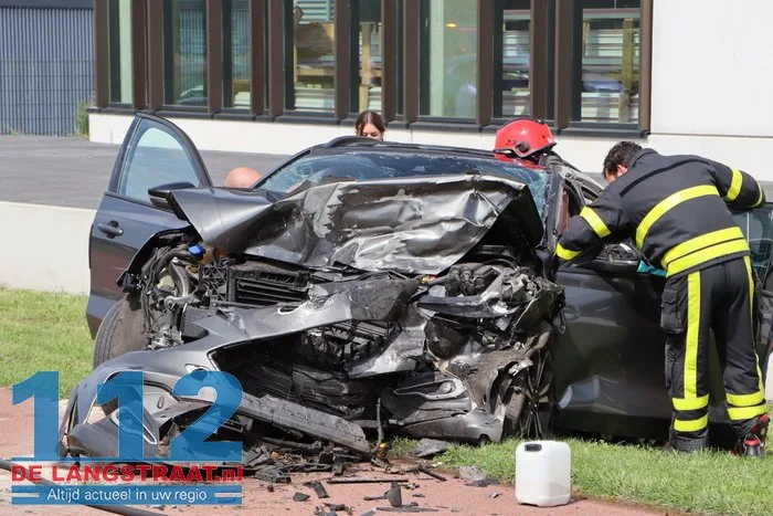 Automobilist overleden bij frontale aanrijding, andere bestuurder bekneld 4 Automobilist overleden bij frontale aanrijding, andere bestuurder bekneld 112 De Langstraat