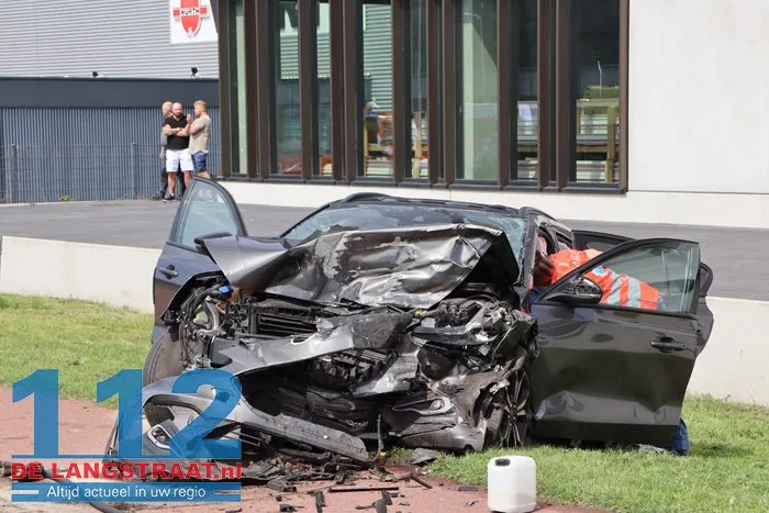 Automobilist overleden bij frontale aanrijding, andere bestuurder bekneld 6 Automobilist overleden bij frontale aanrijding, andere bestuurder bekneld 112 De Langstraat