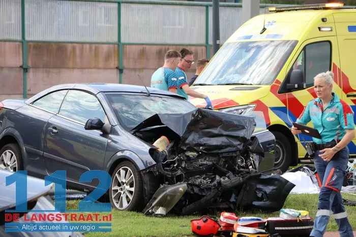 Automobilist overleden bij frontale aanrijding, andere bestuurder bekneld 16 Automobilist overleden bij frontale aanrijding, andere bestuurder bekneld 112 De Langstraat