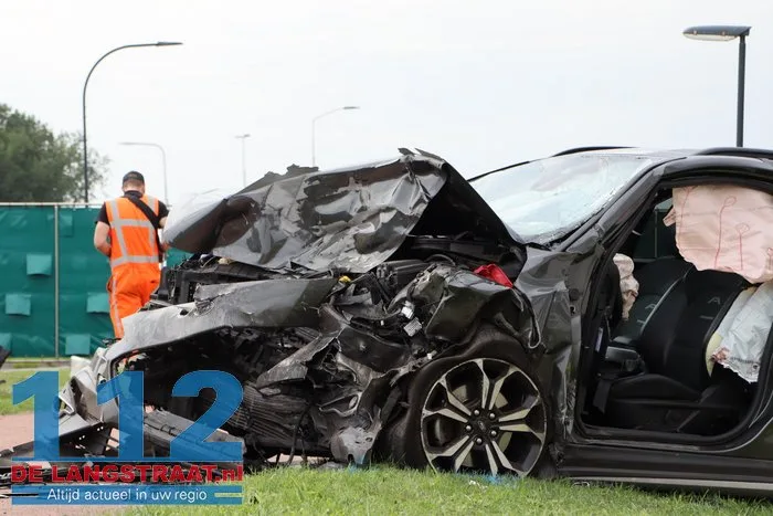 Automobilist overleden bij frontale aanrijding, andere bestuurder bekneld 17 Automobilist overleden bij frontale aanrijding, andere bestuurder bekneld 112 De Langstraat