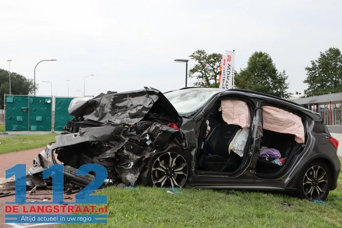Automobilist overleden bij frontale aanrijding, andere bestuurder bekneld 26 Automobilist overleden bij frontale aanrijding, andere bestuurder bekneld 112 De Langstraat