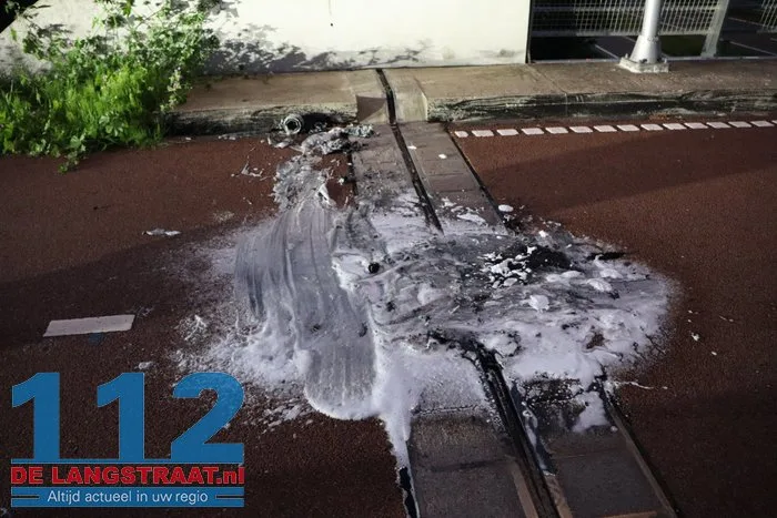Kleine buitenbrand op fietsbrug bij Midden-Brabantweg in Waalwijk 3 Kleine buitenbrand op fietsbrug bij Midden-Brabantweg in Waalwijk 112 De Langstraat