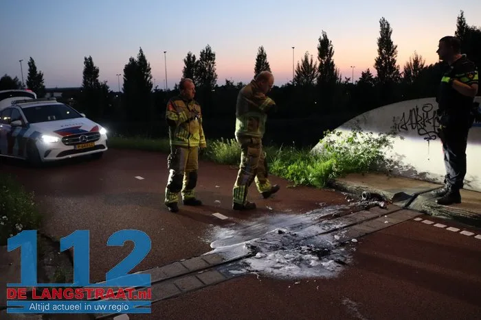 Kleine buitenbrand op fietsbrug bij Midden-Brabantweg in Waalwijk 5 Kleine buitenbrand op fietsbrug bij Midden-Brabantweg in Waalwijk 112 De Langstraat