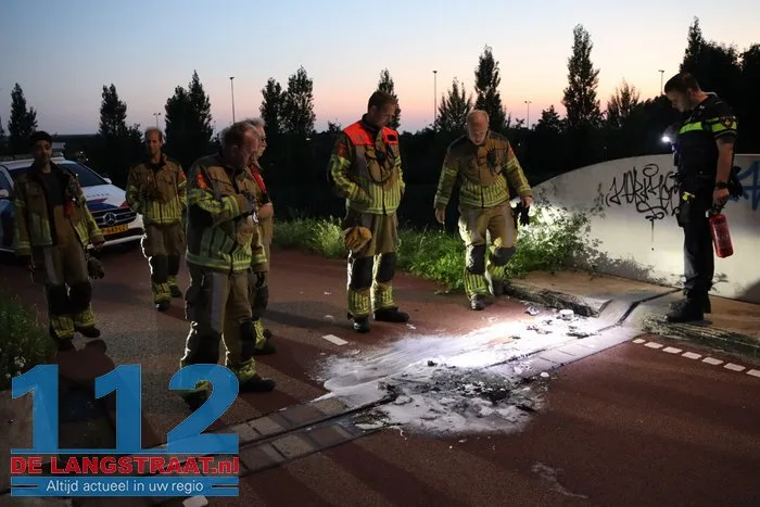 Kleine buitenbrand op fietsbrug bij Midden-Brabantweg in Waalwijk 6 Kleine buitenbrand op fietsbrug bij Midden-Brabantweg in Waalwijk 112 De Langstraat